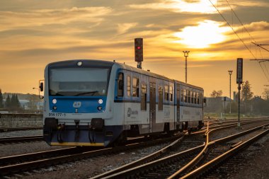 Chocen CZ 11 08 2024 'te tren ve tren raylı gün batımı.