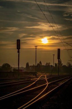 Renkli tren yolu ve demiryolu şalteri silueti ile gün batımı