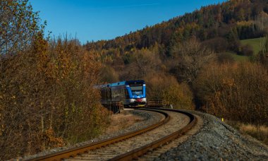 Sonbahar günü Ruda nad Moravou CZ 11 09 2024 'te yaşanan sel felaketinin ardından tren raylarında yolcu trenleri görülüyor.