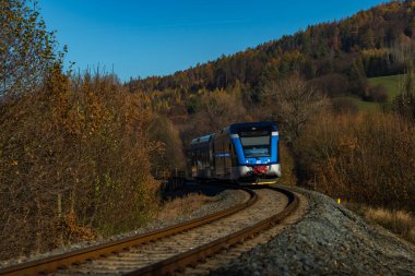 Sonbahar günü Ruda nad Moravou CZ 11 09 2024 'te yaşanan sel felaketinin ardından tren raylarında yolcu trenleri görülüyor.