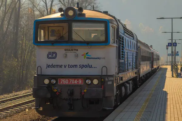 Sonbahar günü Ruda nad Moravou CZ 11 09 2024 'te yaşanan sel felaketinin ardından tren raylarında yolcu trenleri görülüyor.