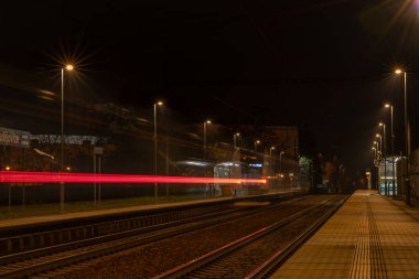 Ceske Budejovice CZ 112 2024 kuzey durağındaki tren renkli ışık çizgileri