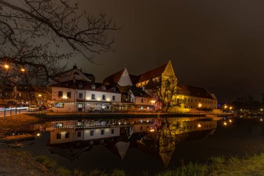 Ceske Budejovice CZ 112 2024 'ün merkezindeki eski kasaba ve renk suyuna bak