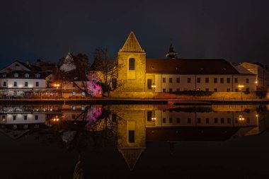 Ceske Budejovice CZ 112 2024 'ün merkezindeki eski kasaba ve renk suyuna bak