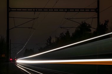 Ceske Budejovice 'nin kuzey durağındaki tren rengi ışık çizgileri