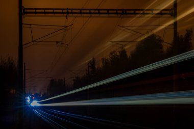 Ceske Budejovice 'nin kuzey durağındaki tren rengi ışık çizgileri