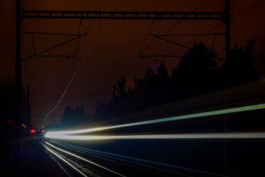 Ceske Budejovice 'nin kuzey durağındaki tren rengi ışık çizgileri