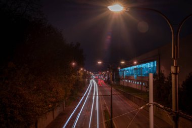 Ceske Budejovice CZ 11 12 2024 'te sonbahar bulutlu gecelerinde araba ışıkları caddelerde.