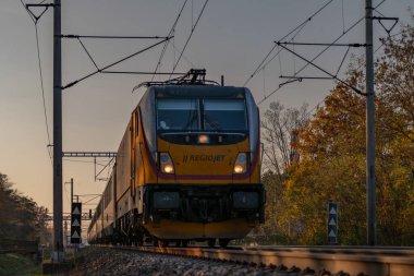 Gün batımında hızlı trenler Pardubice CZ 11 16 2024