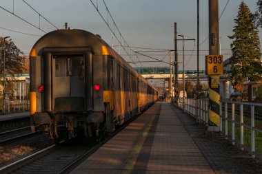 Gün batımında hızlı trenler Pardubice CZ 11 16 2024