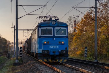 Gün batımında hızlı trenler Pardubice CZ 11 16 2024
