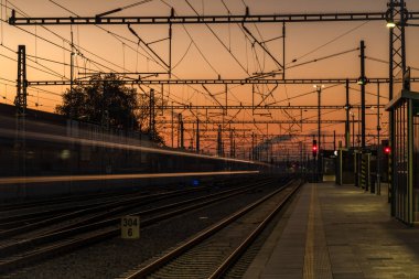Gün batımında yeni tren durağı Pardubice CZ 11 16 2024 platformu ile