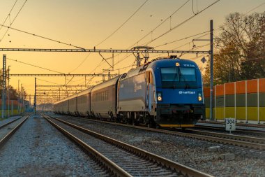 Gün batımında yeni tren durağı Pardubice CZ 11 16 2024 platformu ile