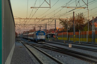 Gün batımında yeni tren durağı Pardubice CZ 11 16 2024 platformu ile