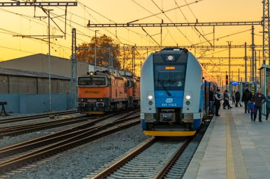 Gün batımında yeni tren durağı Pardubice CZ 11 16 2024 platformu ile