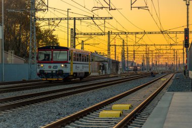 Gün batımında yeni tren durağı Pardubice CZ 11 16 2024 platformu ile