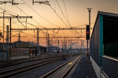 Gün batımında yeni tren durağı Pardubice CZ 11 16 2024 platformu ile