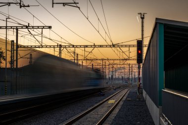 Gün batımında yeni tren durağı Pardubice CZ 11 16 2024 platformu ile