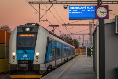 Gün batımında yeni tren durağı Pardubice CZ 11 16 2024 platformu ile