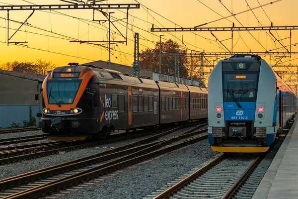 Gün batımında yeni tren durağı Pardubice CZ 11 16 2024 platformu ile