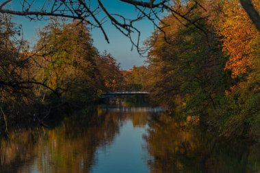 Pardubice şehrinin merkezinde Chrudimka nehri sonbahar renk gecesinde