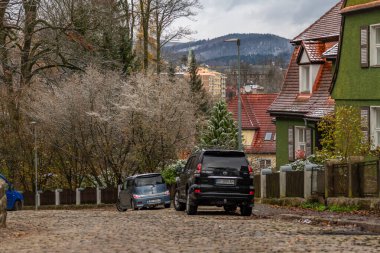 Liberec CZ 'nin bir parçası olan Perstyn sokaklarına sonbahar renginde ilk kar yağışı 2024