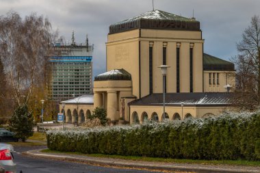 Liberec CZ 11 20 2024 'ün bir parçası olan Perstyn sokaklarında sonbahar sabahı büyük bir krematoryum evi