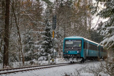 Sonbahar sabahında ilk kar Karlov kapsülü yakınında Jestedem CZ 11 22 2024