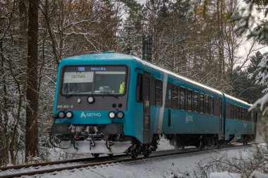 Sonbahar sabahında ilk kar Karlov kapsülü yakınında Jestedem CZ 11 22 2024