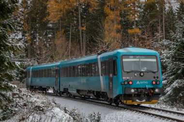 Sonbahar sabahında ilk kar Karlov kapsülü yakınında Jestedem CZ 11 22 2024