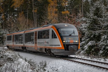 Sonbahar sabahında ilk kar Karlov kapsülü yakınında Jestedem CZ 11 22 2024