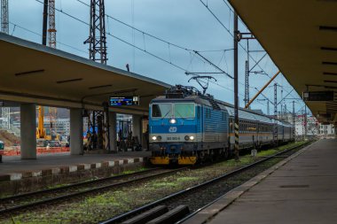 Prag CZ 11 22 2024 'teki Smichov istasyonunun yeniden inşası için tren ve platformlar