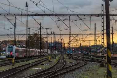 Prag CZ 11 22 2024 'teki Smichov istasyonunun yeniden inşası için tren ve platformlar