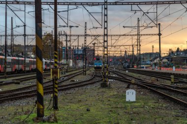 Prag CZ 11 22 2024 'teki Smichov istasyonunun yeniden inşası için tren ve platformlar