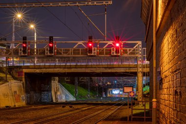 Plzen CZ 11 22 2024 'teki karanlık sonbahar akşamında tren ışık hatları istasyonunda.