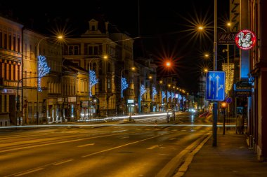 Batı Bohemya şehrinin caddelerindeki trafik ışıkları Plzen CZ 11 22 2024 'te.