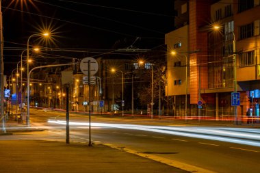 Batı Bohemya şehrinin caddelerindeki trafik ışıkları Plzen CZ 11 22 2024 'te.