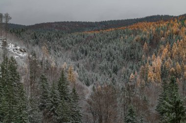 Jizerske dağlarındaki Liberec kenti yakınlarındaki manzara sonbahar karlı öğleden sonra