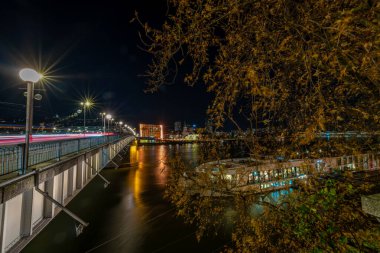 Gece ve akşam soğuk sonbahar ve mavi gökyüzü Linz Avusturya 'da 125 2024