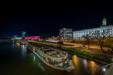 Gece ve akşam soğuk sonbahar ve mavi gökyüzü Linz Avusturya 'da 125 2024
