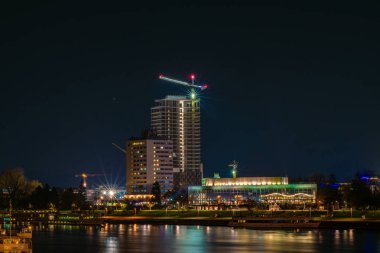 Gece ve akşam soğuk sonbahar ve mavi gökyüzü Linz Avusturya 'da 125 2024