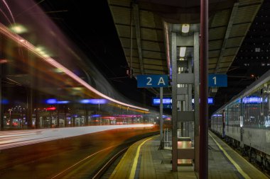 Linz Avusturya 'da trenleri olan modern platformun yakınında gece ve akşam.
