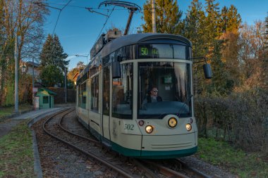 Güneşli bir sonbahar akşamında Linz Avusturya 'da eski bir tramvay.