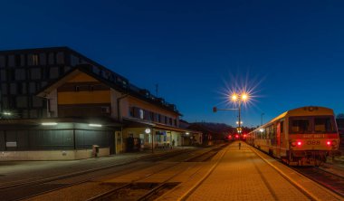 Güz mevsiminde eski platformlu istasyon Linz Urfahr Avusturya 'da güzel bir akşam.