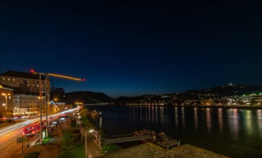 Gece ve akşam soğuk sonbahar ve mavi gökyüzü Linz Avusturya 'da 125 2024