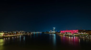 Gece ve akşam soğuk sonbahar ve mavi gökyüzü Linz Avusturya 'da 125 2024