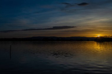Güney Bohemya 'da sonbahar güneşli akşamında gün batımı renkli gölcükler.