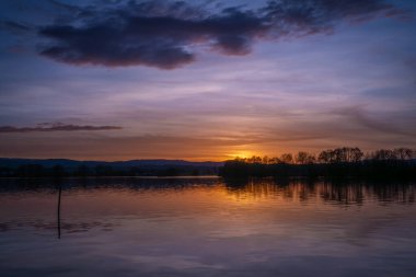 Güney Bohemya 'da sonbahar güneşli akşamında gün batımı renkli gölcükler.