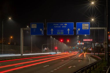 Ceske Budejovice CZ 11 27 2024 Güney Bohemya şehrinin sokaklarında taze soğuk bir gece.