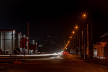 Ceske Budejovice CZ 11 27 2024 Güney Bohemya şehrinin sokaklarında taze soğuk bir gece.